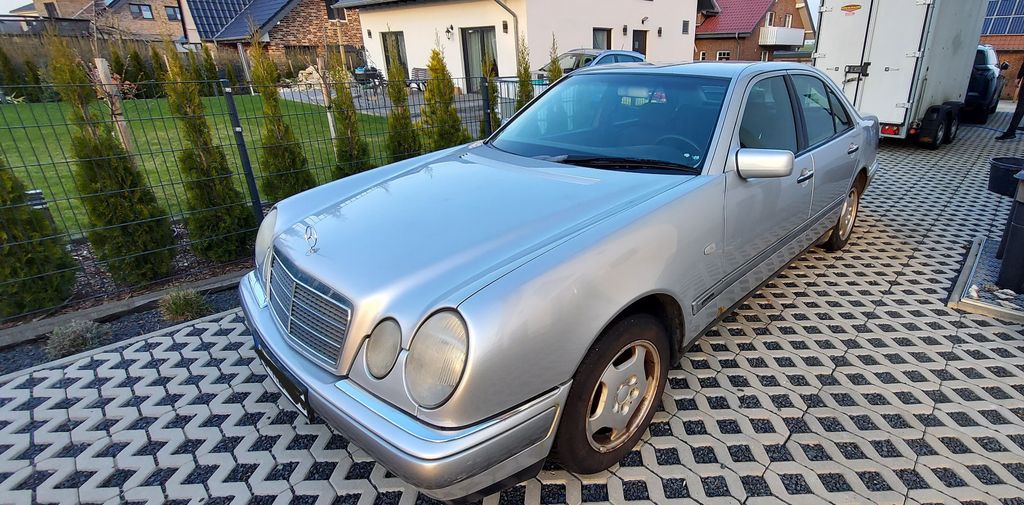 Mercedes-Benz E 200 145.000 km 1.500 &euro; Büren 33142