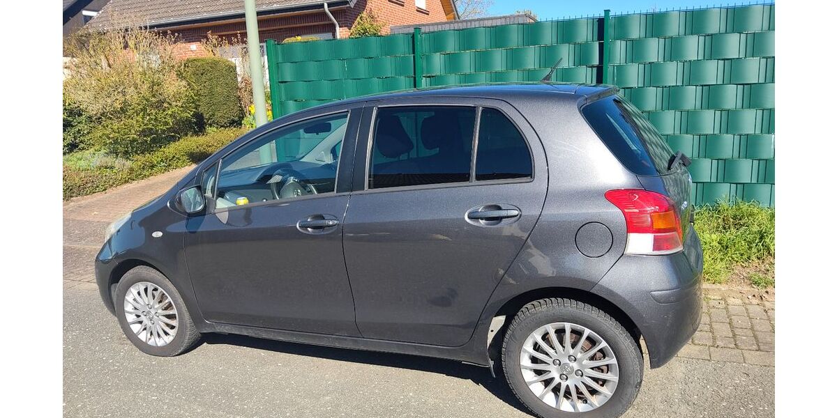 Toyota Yaris 140.000 km 3.100 &euro; Warstein 59581