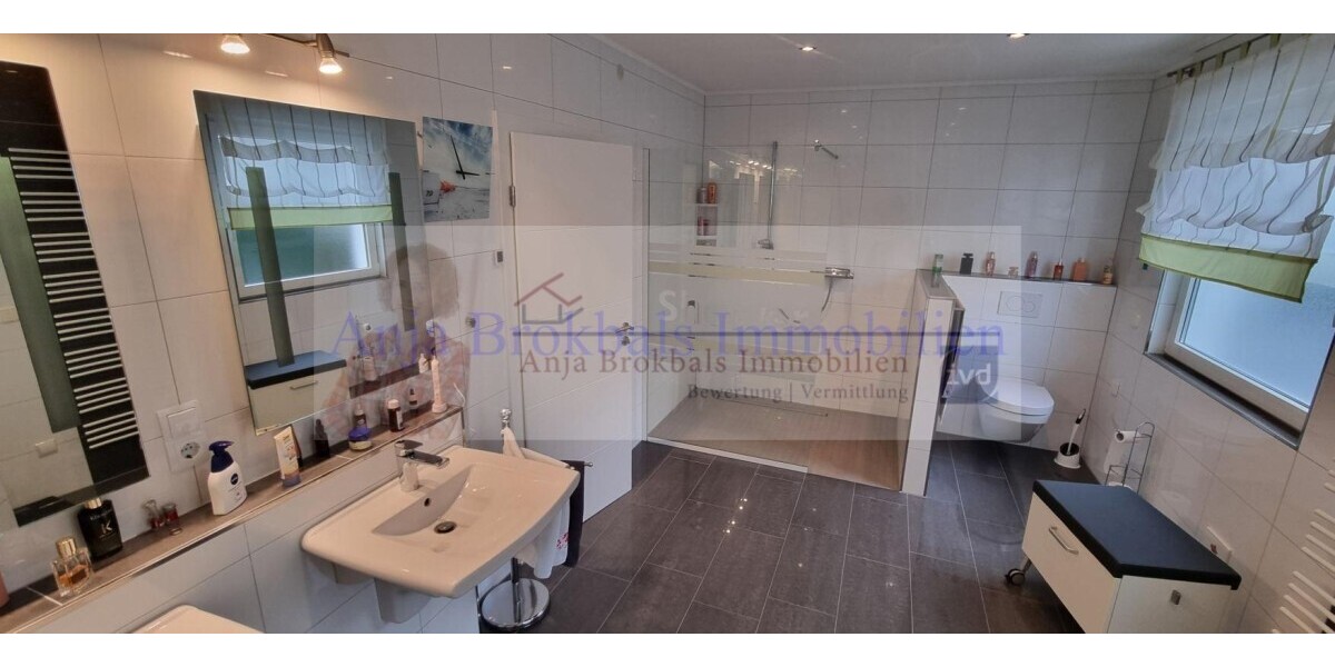 Ebenerdig, umfangreich modernisiert, TOP gepflegt, 2 Garagen - provisionsfrei für Käufer - Einfamilienhaus Rheda-Wiedenbrück Wiedenbrück | Angebot:26102822