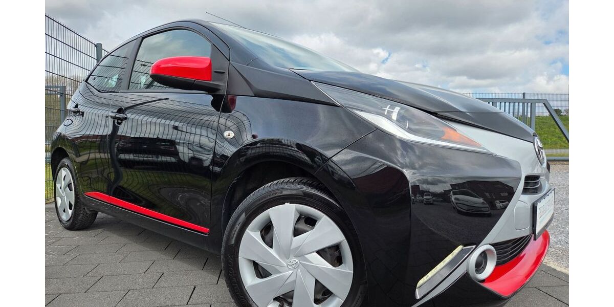 Toyota Aygo (X) 49.000 km 7.799 &euro; Paderborn 33102