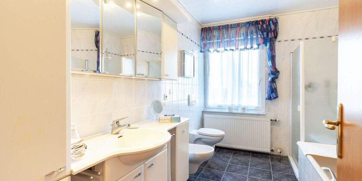 Mehrfamilienhaus, Wohnhaus Gütersloh Innenstadt - 8 Zimmer, 252 m&sup2;, 580.000&euro; | Angebot:25927071