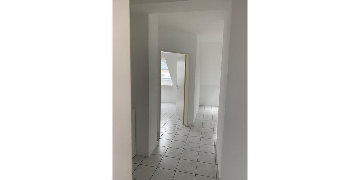 Dachgeschoßwohnung Paderborn - 2.5 Zimmer, 81 m&sup2;, 700&euro; | Angebot:25232962
