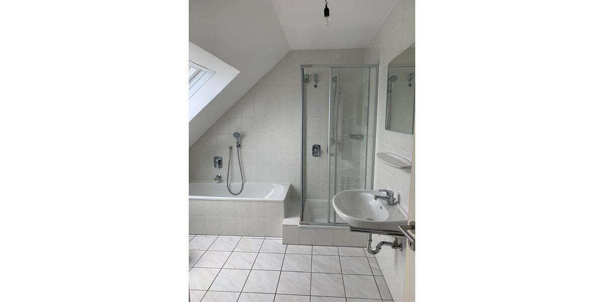 Dachgeschoßwohnung Paderborn - 2.5 Zimmer, 81 m&sup2;, 700&euro; | Angebot:25232962