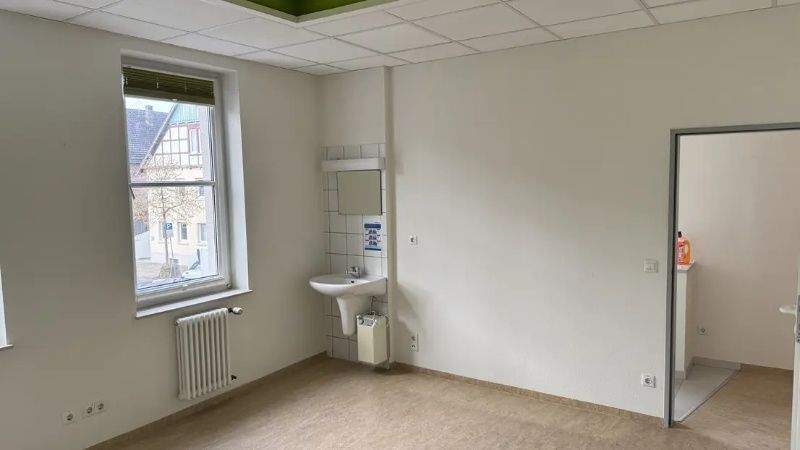 Gewerbeobjekt Paderborn Schloß Neuhaus - 8 Zimmer, 2.400&euro; | Angebot:25781126